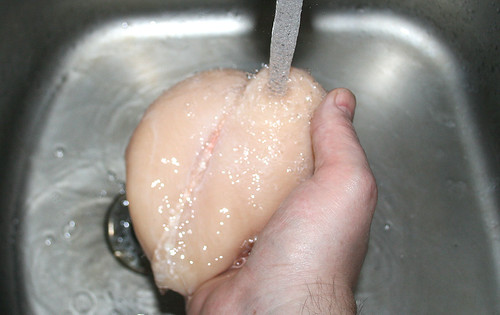 20 - Hähnchenbrust waschen / Wash chicken breast