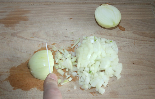 10 - Zwiebel würfeln / Dice onions