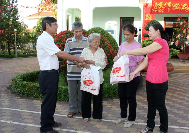Chúc Tết cô Ba Thọ tại TT dưỡng lão TPHCM nhân dịp Xuân Nhâm thìn 2012