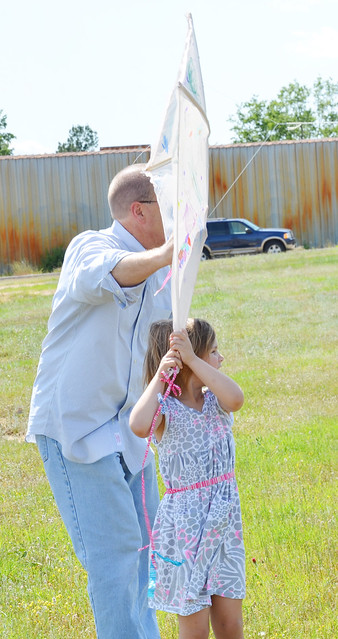 avery and papa with the kite