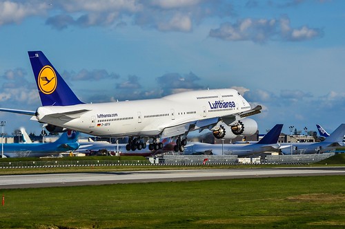 Lufthansa D-ABYA - Boeing 747-8I Buzzing Sisters
