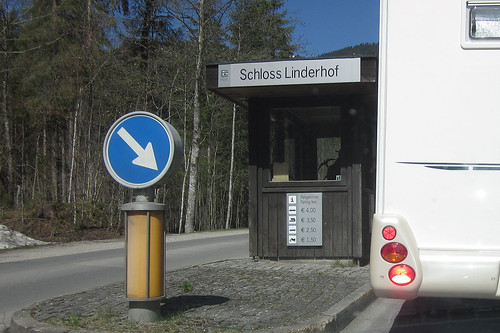 Einfahrt & Parkplatzkasse - Schloß Linderhof