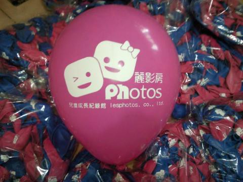 活動印刷氣球，桃紅色，藍色，印白色墨 by 豆豆氣球材料屋 http://www.dod.com.tw