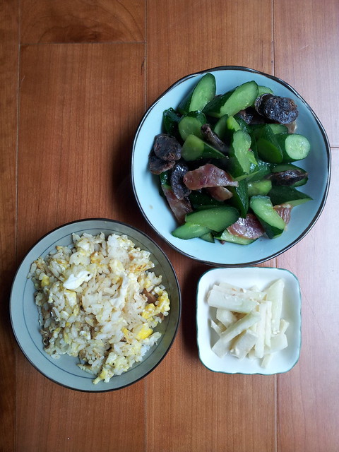 20120224. 午餐。蕎安專攻小黃瓜。