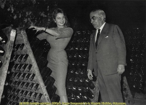 Una hermosa modelo italiana participó  en una campaña de promoción de los cavas Canals y Nubiola, hacia 1957. by Octavi Centelles
