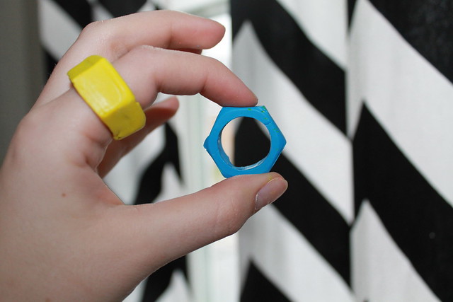 DI(fr)Yday: How to make chunky neon rings with crayons and a metal hardware nut 