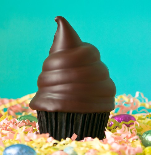 Trophy High-Hat Cupcake (photo: trophy cupcakes)