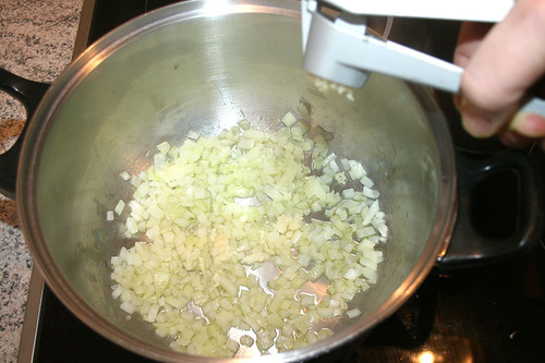 24 - Knoblauch dazu pressen / Add garlic