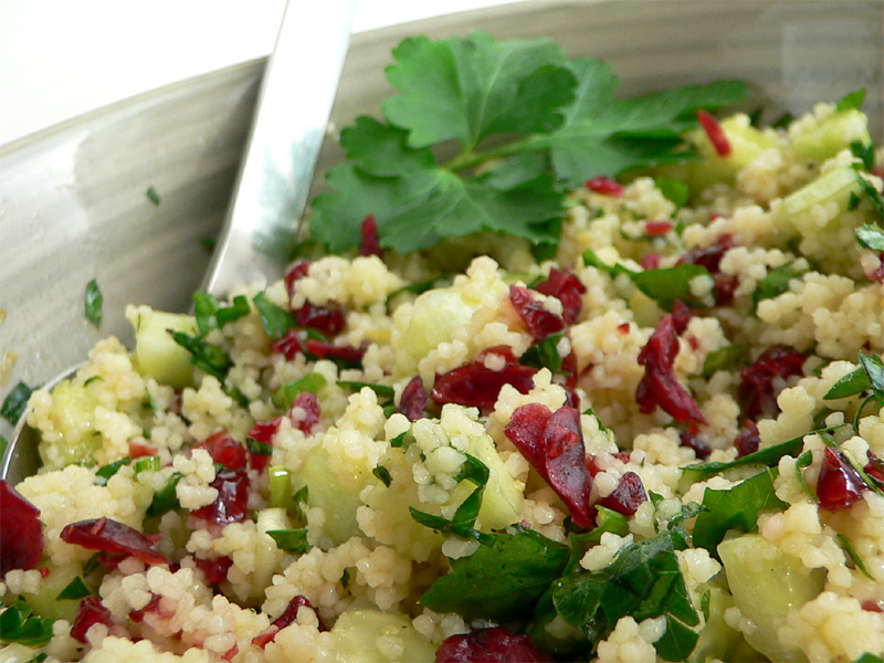 Couscous-Salat mit Gurken & Cranberrys