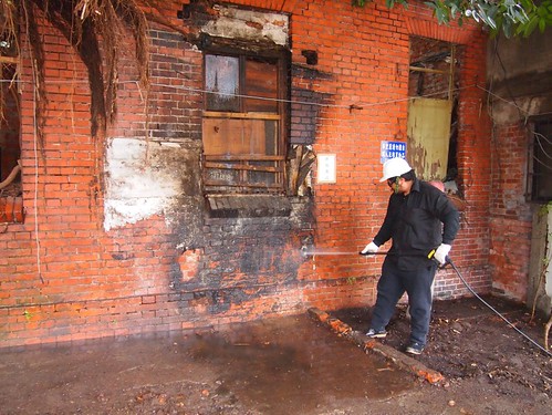 以水柱清洗過去麵店所留下的油煙，還紅磚原本的面貌