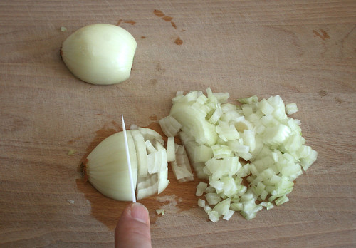 10 - Zwiebeln würfeln / Dice onions