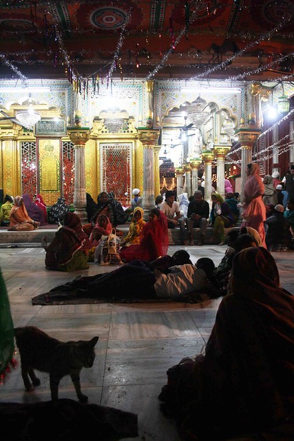 Mission Delhi – Billi, Hazrat Nizamuddin Dargah