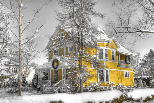 La maison jaune / The Yellow Mansion by guysamsonphoto