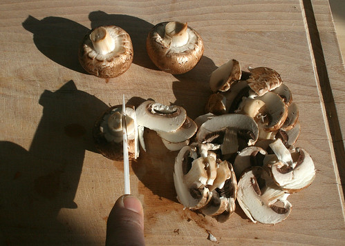 16 - Pilze in Scheiben schneiden / Cut mushrooms