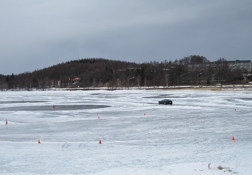 女神湖の氷上を走るフェラーリ　2012年2月13日 by Poran111