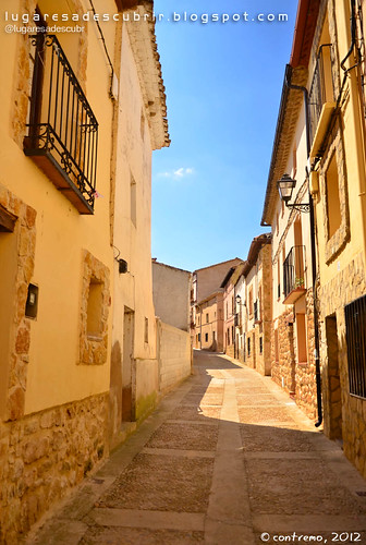 Calle Mayor de Monteagudo de las Vicarías (Soria, España)