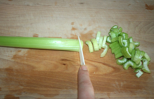 17 - Staudensellerie zerteilen / Cut celeriac