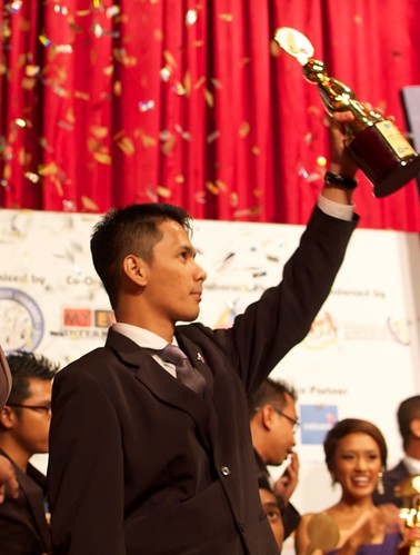 Blogger lelaki kacak AriffShah menang kategori Upcoming Blogger of The Year di Malaysia Social Media Week 2012