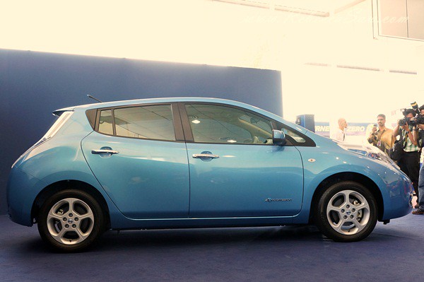 nissan leaf - all electric car-002