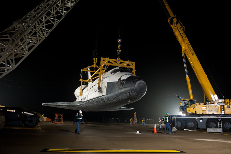 Shuttle Discovery Is Demated From SCA (201204190012HQ)