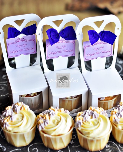 What a sweet wedding party idea individual cupcake chair boxes