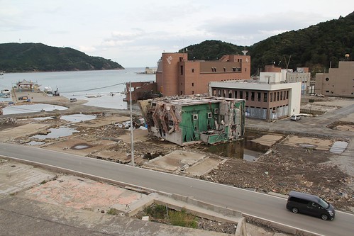 A building knocked over by tsunami in Onagawa 女川の津波で倒されたビル