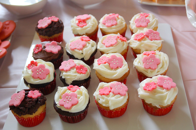 Cupcakes with cherry blossom fondant