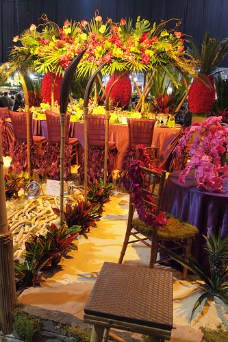 The tropical wedding dinner table was a bit too much and a bit too yellow 
