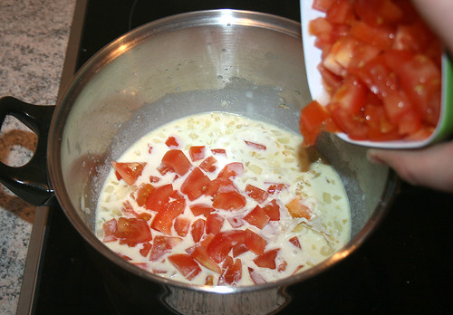 24 - Tomatenwürfel hinzugeben / Add tomato dices