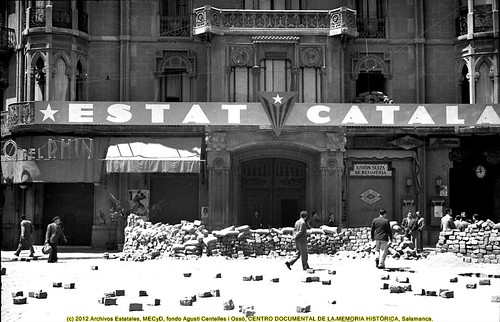 Barcelona «fets de maig de 1937», barricada frente a la sede de Estat Català en la Rambla de Catalunya. by Octavi Centelles