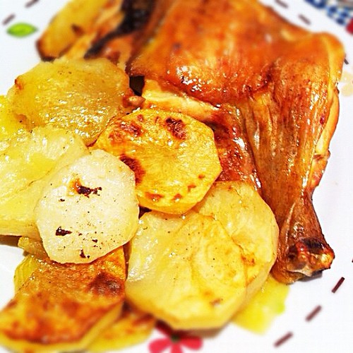 Pollo con patatas rusticas, como le gustan a @ipol21