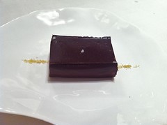 Chocolate puro, arena picante de mazapán
