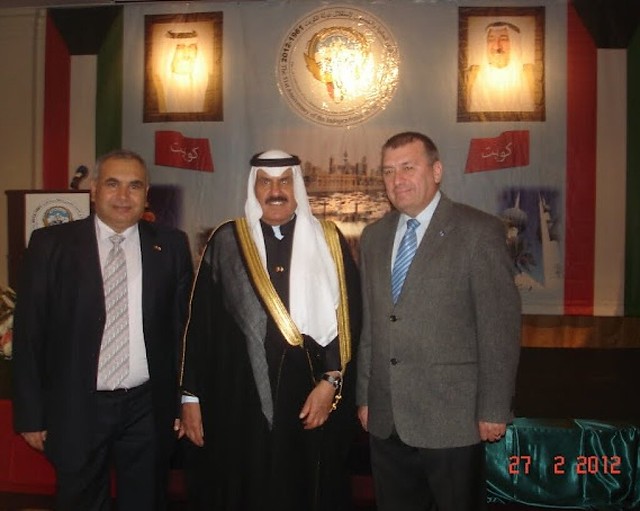 Ambasadorul Kuweitului, Fahad H. Sh. Al Metairi între dr. Abdalla Mobasher - în stânga fotografiei - şi autorul relatării de la eveniment.
