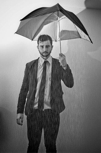 無料写真素材|人物|男性|傘|雨|モノクロ