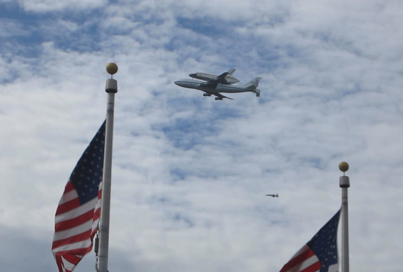 Space shuttle Discovery over National Mall
