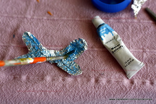 Manualidades con reciclaje: hacer mariposas con papel albal y pajitas
