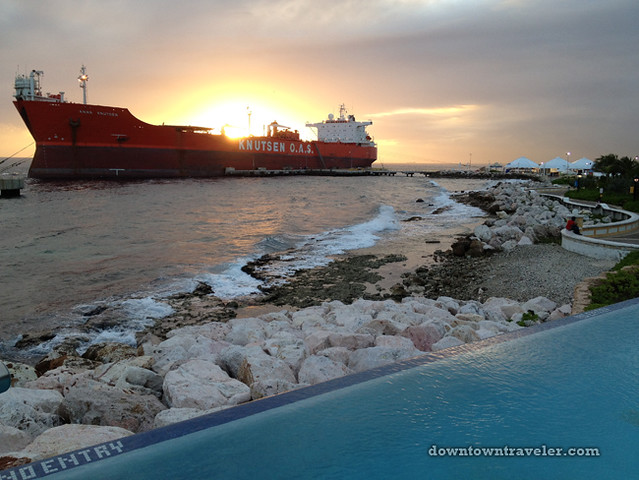 Renaissance Curacao Hotel_Infinity beach_Knutsen freighter