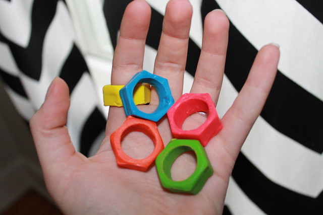 DI(fr)Yday: How to make chunky neon rings with crayons and a metal hardware nut 