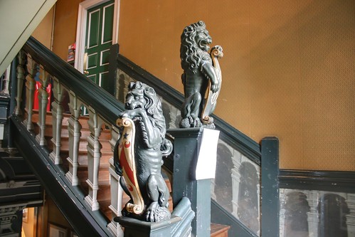 Heraldic decorations on the staircase