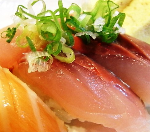 三月是食用竹筴魚的最佳季節，拿來製作生魚片十分適合。