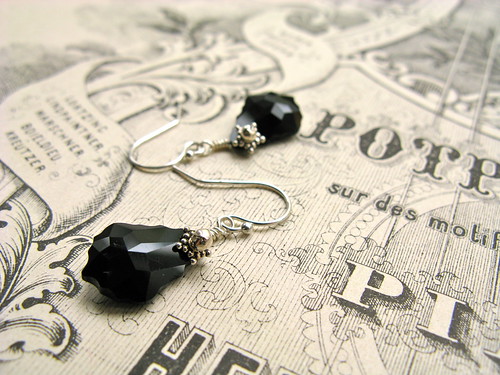 Baroque Nouveau short earrings in black