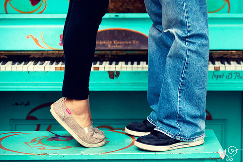 denver-engagement-photographer-cute-shoes-kiss