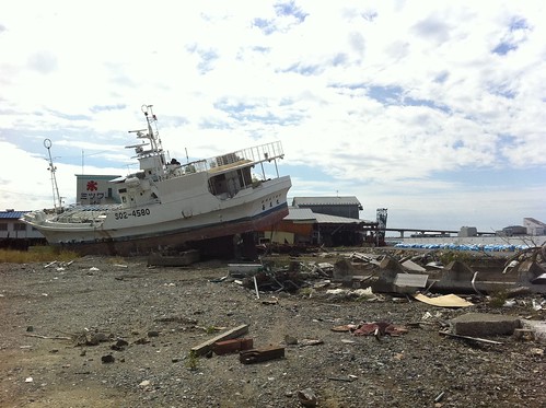 A boat on land in Ishinomaki 石巻の陸に上がった船