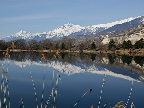 Haut de Cry et reflet dans le lac de la Brèche by JMVerco