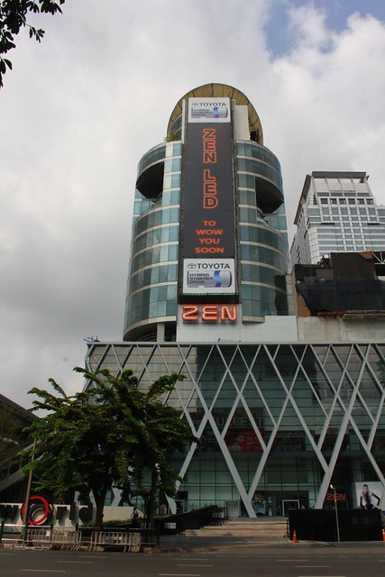 Bangkok: Walking Along Central World Area & Platinum Mall
