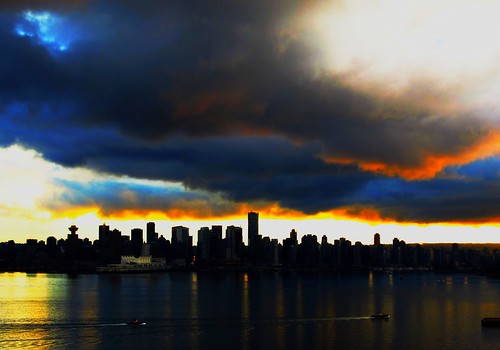 無料写真素材|建築物・町並み|都市・街|朝焼け・夕焼け|暗雲|風景カナダ|カナダバンクーバー