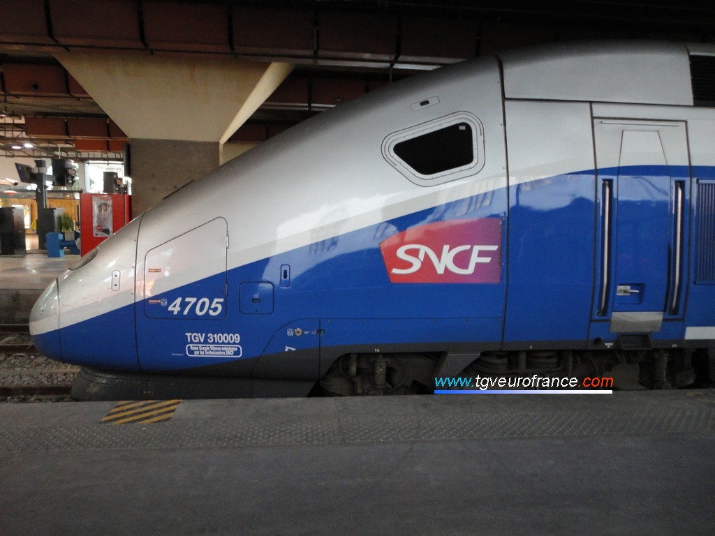Vue de profil de la motrice d'une rame TGV RGV 2N2 Euroduplex (rame 4705)