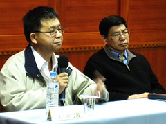 吳焜裕(左)、詹長權(右)精采對談。台北律師公會提供。