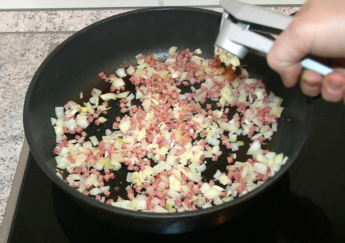 21 - Knoblauch pressen / Add garlic