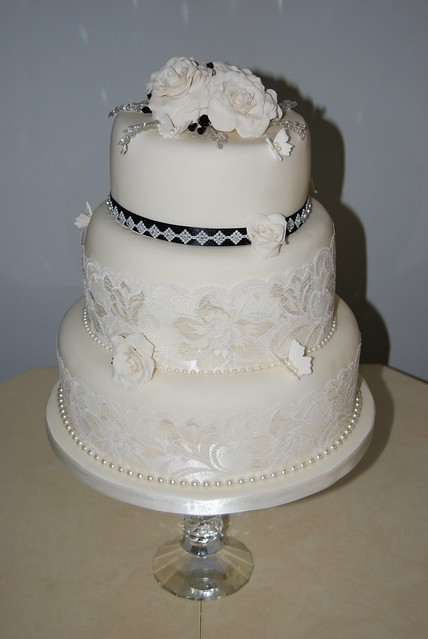 VINTAGE STYLE IVORY AND BLACK WEDDING CAKE CAKE DESIGN ROSAMUND